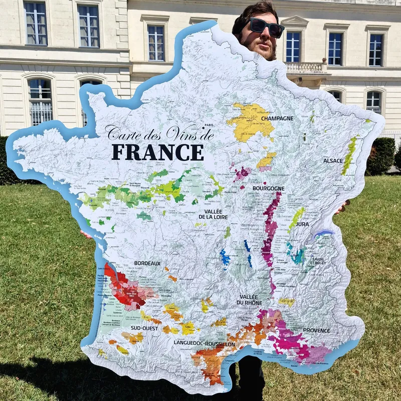 Très grande carte des vins de France découpée de 150 cm tenue en extérieur