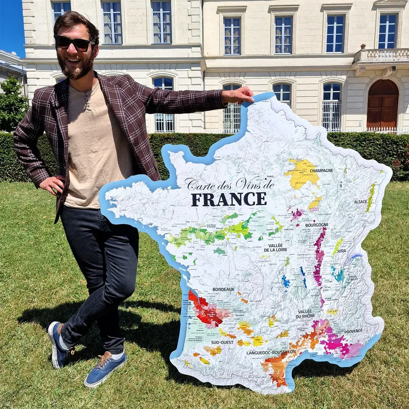 Carte des vins de France de 120 cm présentée en extérieur, à l’échelle d’une personne