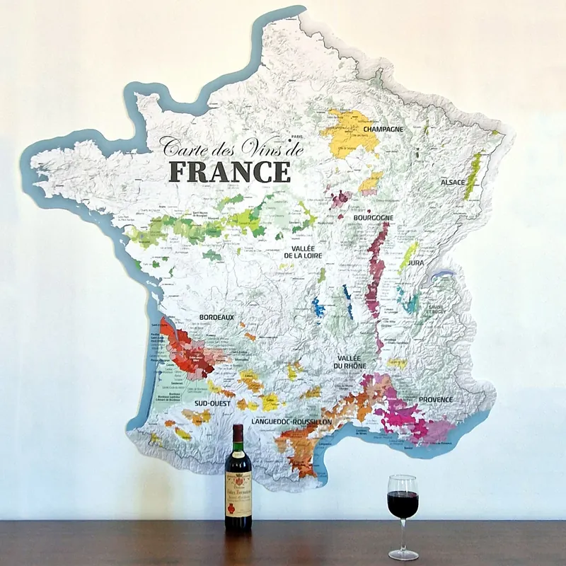 Carte des vins de France découpée de 150 cm accrochée au mur d’un salon