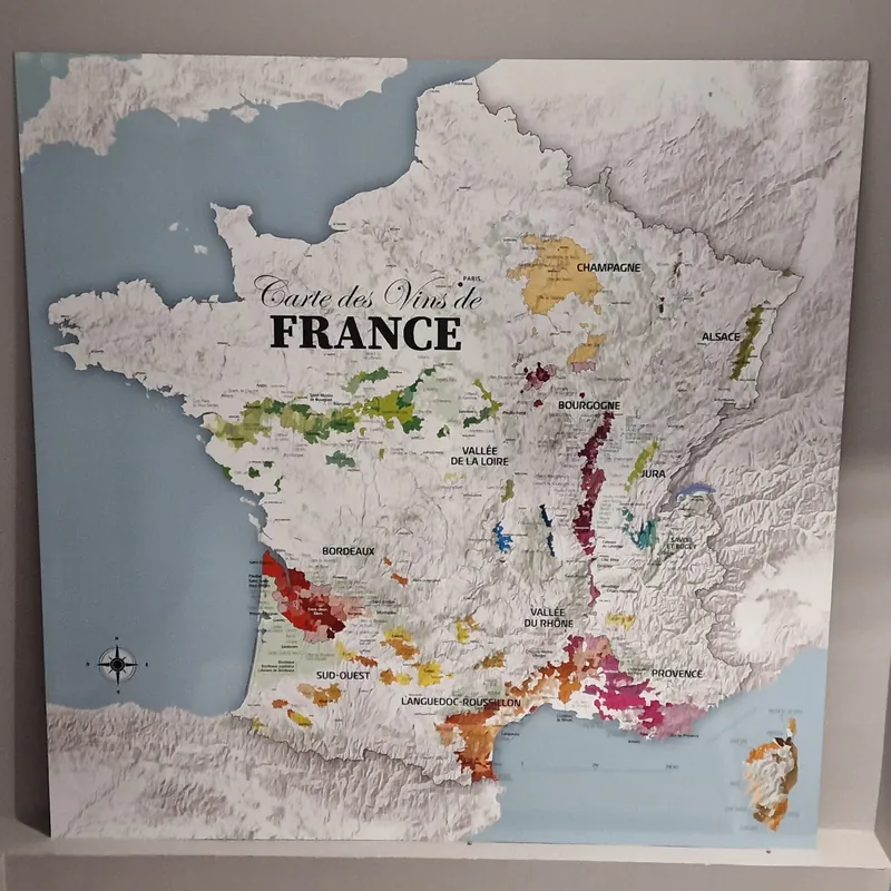 Carte des vins de France carrée sur panneau alu dibond, posée contre un mur
