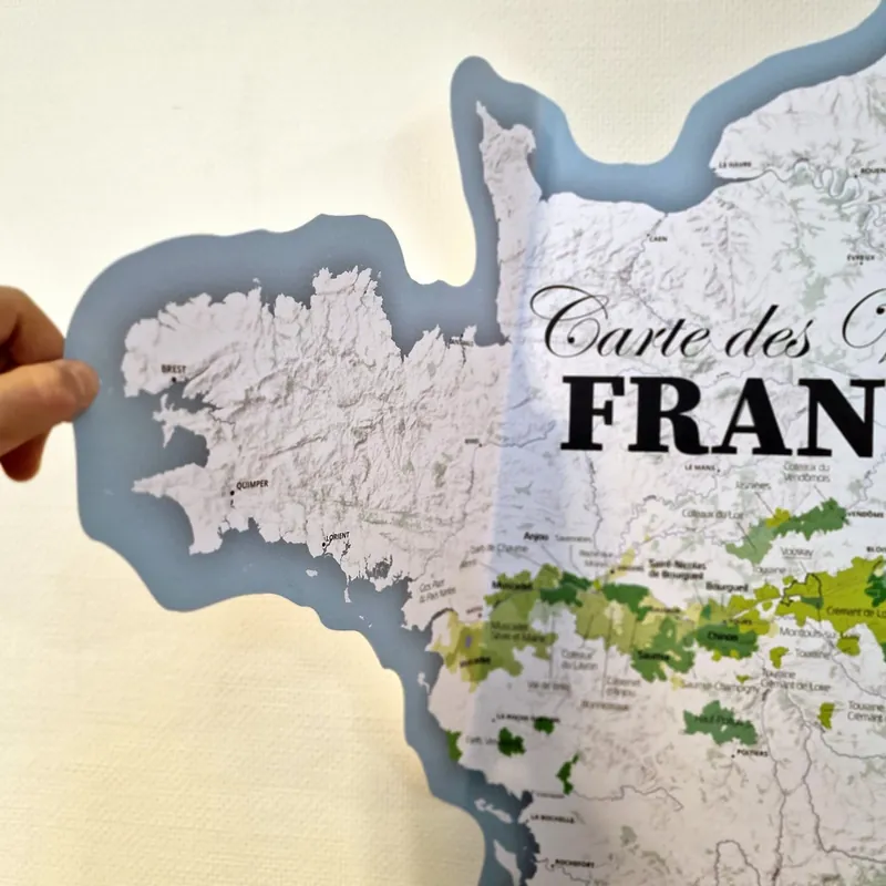 Pose du sticker mural carte des vins de France sur un mur